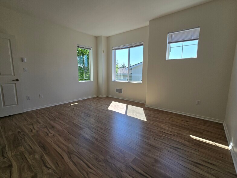 Building Photo - 14915 38th Dr SE