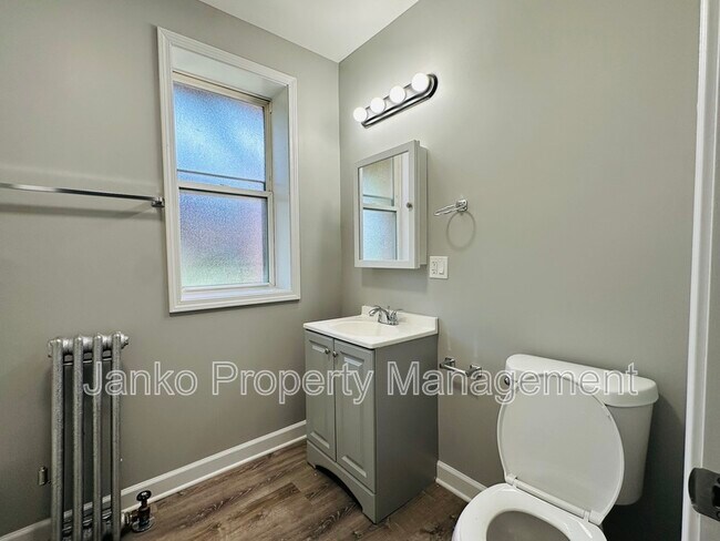 Building Photo - 644 N Mayfield Ave