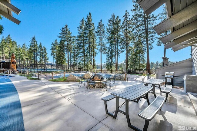 Building Photo - Unurnished condo Stateline