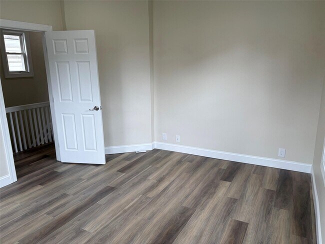 Building Photo - 74 Rossmore Ave