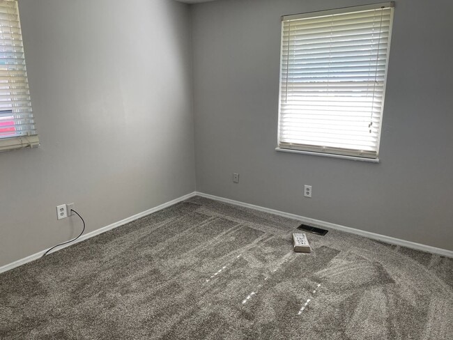 Building Photo - 4 Bedroom Home in Huber Heights