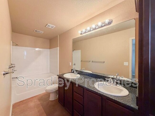Building Photo - 757 E Ridge Blvd