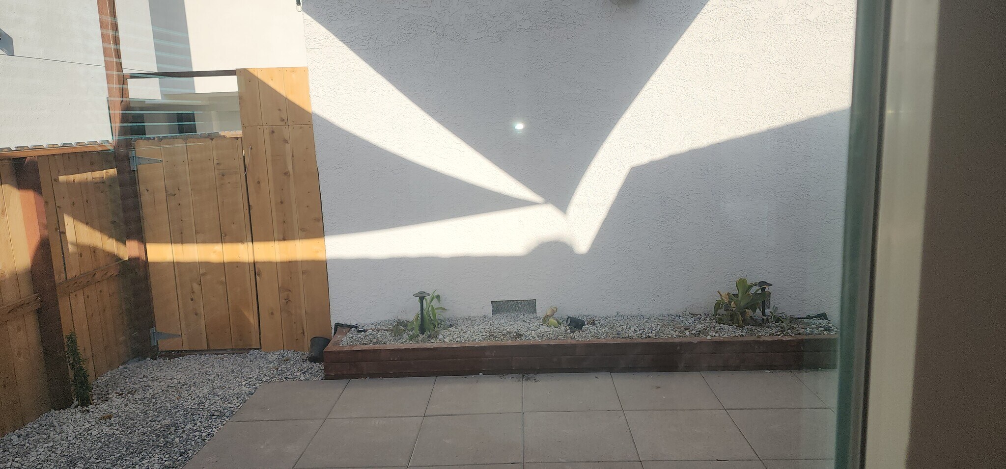 Building Photo - 950 N Kingsley Dr