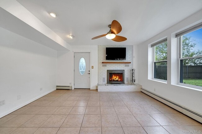 Building Photo - 100 E 7th St