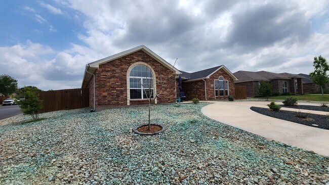 Building Photo - New, Gorgeous 4 bedroom, 3 bathroom home C...