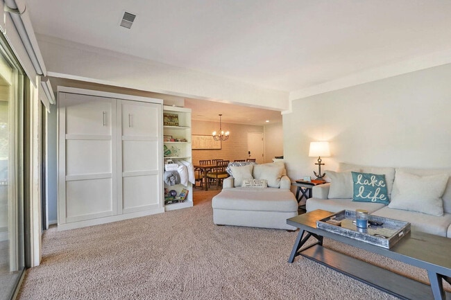 Building Photo - 31 Abbey Villa Cir