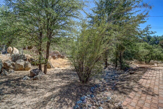 Building Photo - Immaculate 3 bedroom, 2 bath home in Presc...