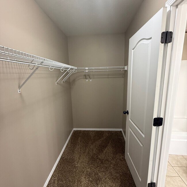 Building Photo - Quiet Country Living - Beautiful Available Now