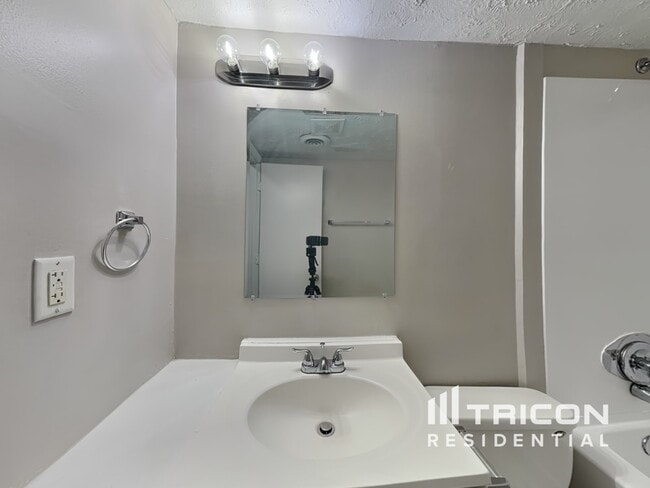 Building Photo - 5708 St Thomas Dr