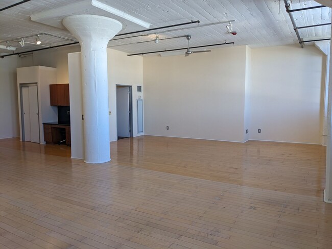 Building Photo - Huge Double-Sized DTLA Loft!!