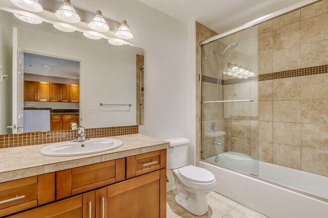 Building Photo - Uptown 2 bedroom 1 bath with garage parkin...