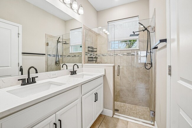 Building Photo - Heritage Oaks gated community 3/2.5/2 Townhome