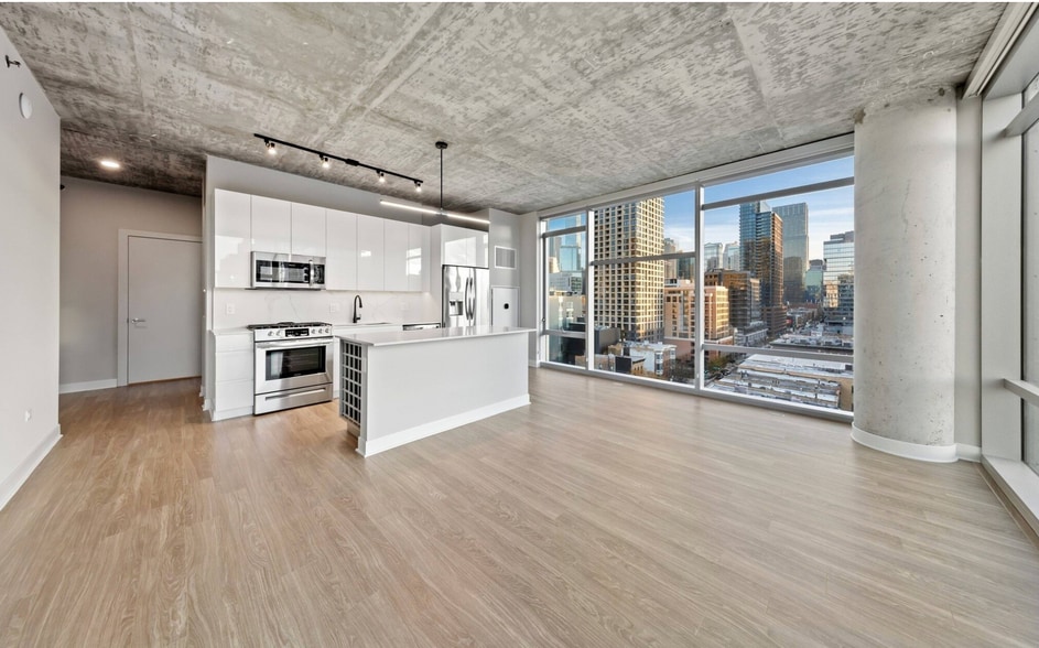 Building Photo - 216 W Chicago Ave