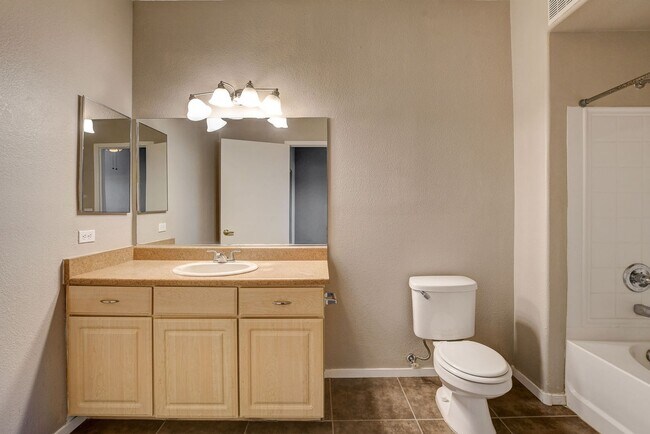 Building Photo - Beautiful downstairs 3 bdrm 2 Bath Condo w...