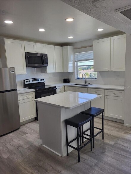 Building Photo - 4650 Cove Cir