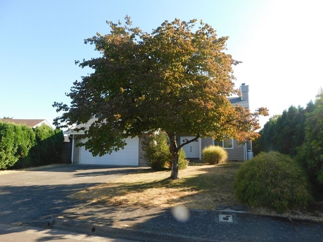 Building Photo - Beautiful 4 Bedroom, 2.5 Bathroom Home in ...