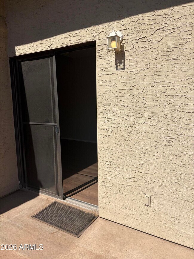 Building Photo - 930 N Mesa Dr