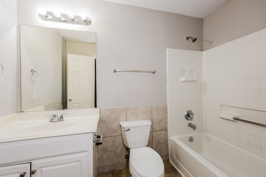 Building Photo - 3020 Meadowbrook Dr