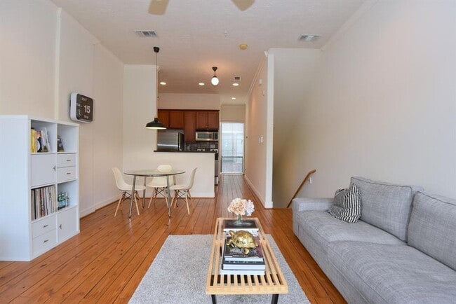 Building Photo - One-of-a-Kind Townhome in Desirable Midtown!