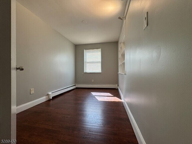 Building Photo - 12 E 10th St