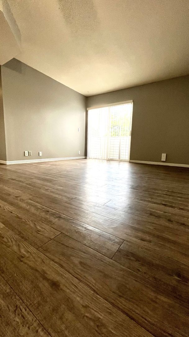 Building Photo - 3 Bedroom/2 Bathroom Condo in Magna