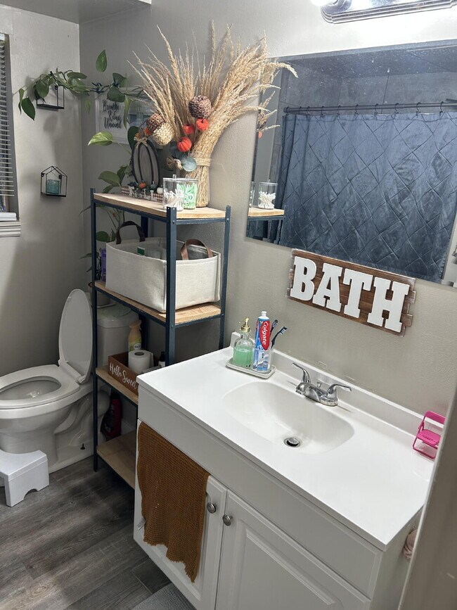 Building Photo - "Charming 2-Bed Oasis with 900 Sq Ft of Comfort in Washington Terrace!"