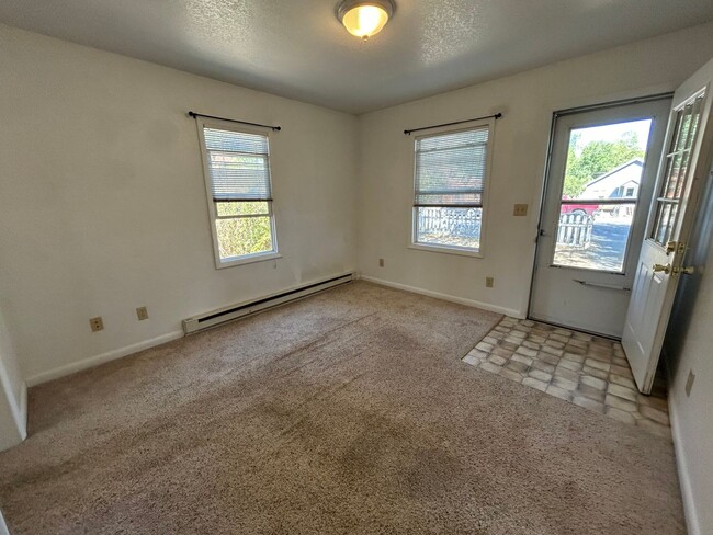 Building Photo - Cozy 2 Bedroom 1 Bath w/ all amenities and...