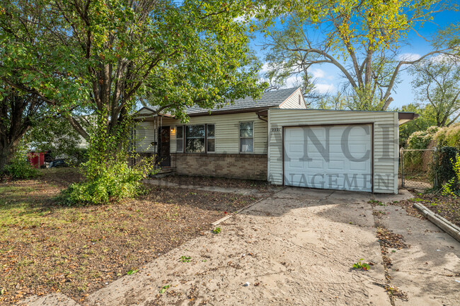 Building Photo - 2221 W Graber St