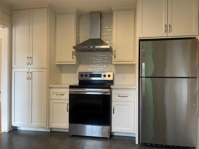 Building Photo - 2328 McClendon St