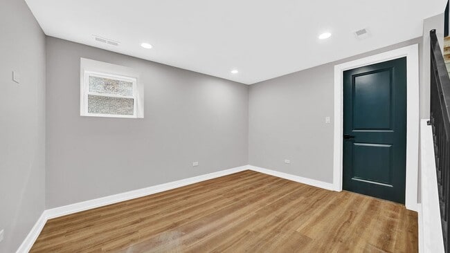 Building Photo - 2704 W 24th Pl