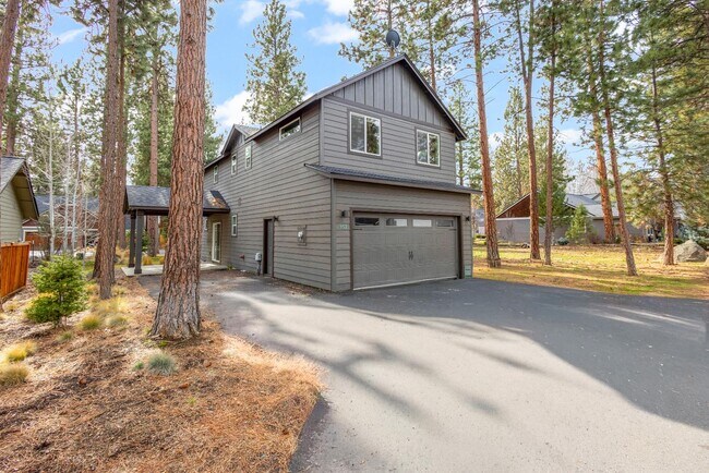 Building Photo - Modern 3 BR home on beautiful wooded lot in Sisters