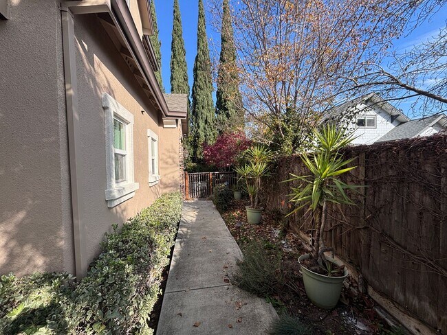 Building Photo - Willow Glen- Beautiful corner unit townhome with a private backyard