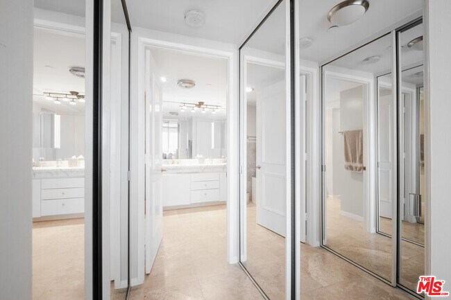 Building Photo - 850 E Ocean Blvd