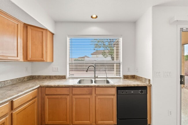 Building Photo - Solar Home with Nice Floorplan in a Great ...