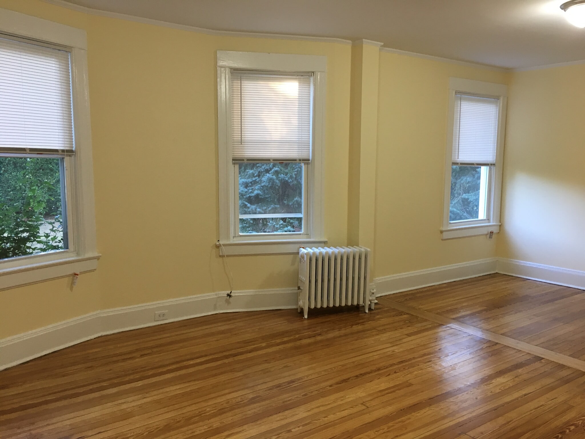 Extra large living/dining area - 648 Valley Ave