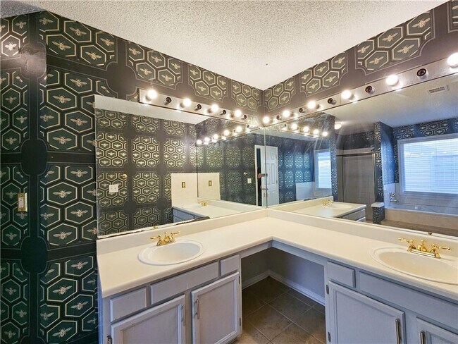 Building Photo - 2825 Binghampton Ln