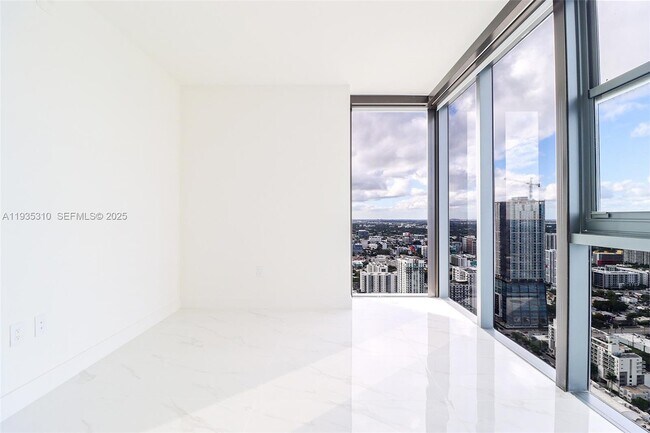 Building Photo - 700 NE 24th St