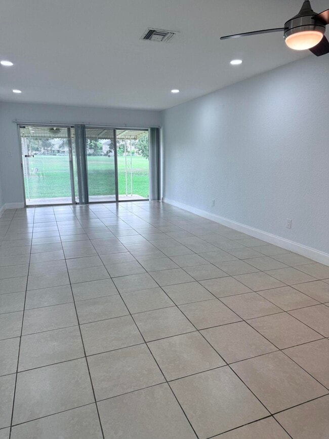 Building Photo - 9640 Oakburst Ln