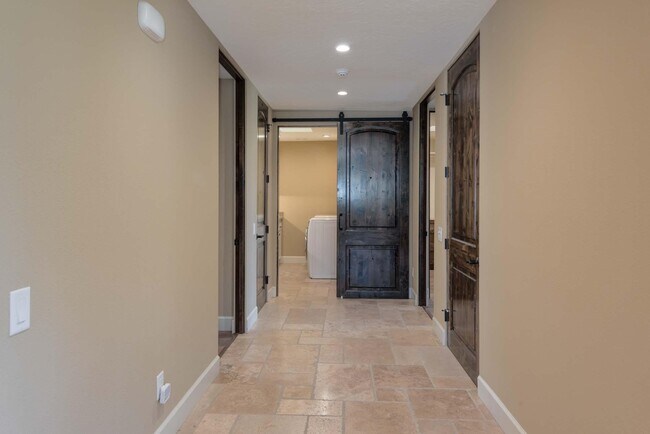 Building Photo - 5 Briarcliff Ct