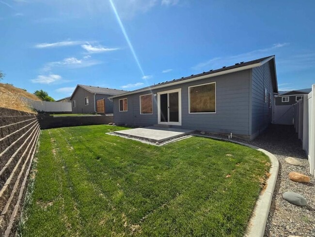 Building Photo - Gorgeous, 3 Bed, 2 Bath HOUSE in Coveted East Wenatchee!
