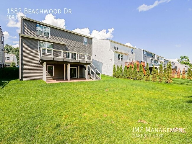 Building Photo - 1582 Beachwood Dr