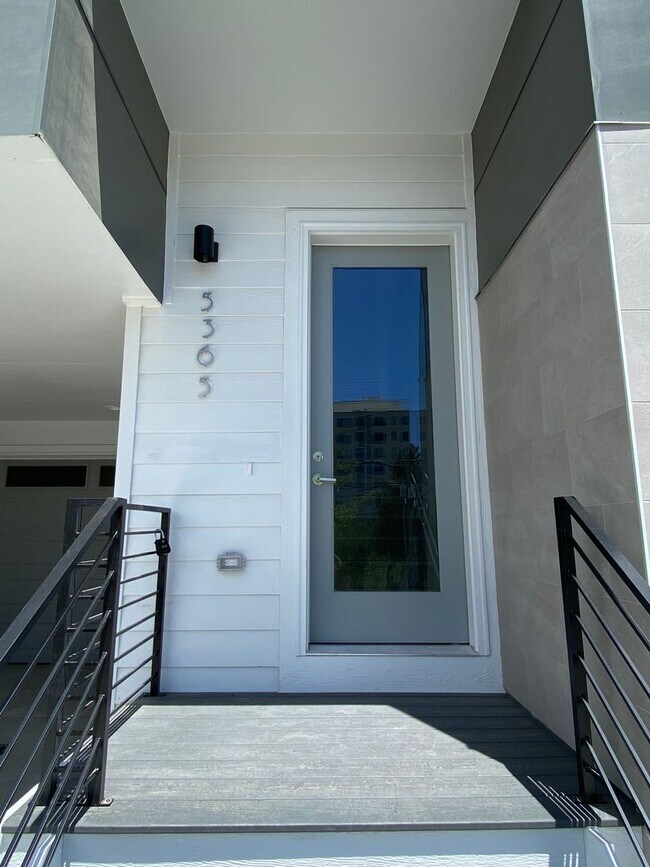 Building Photo - Beautiful End Unit at Overlook Station