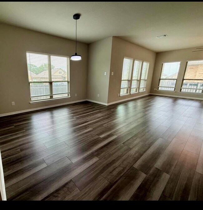Building Photo - 5060 Dickinson Lp