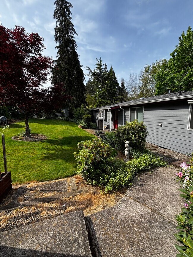 Building Photo - Rare 3-Acre 3BR Home in South Salem – Shops, Workspace & Greenhouses