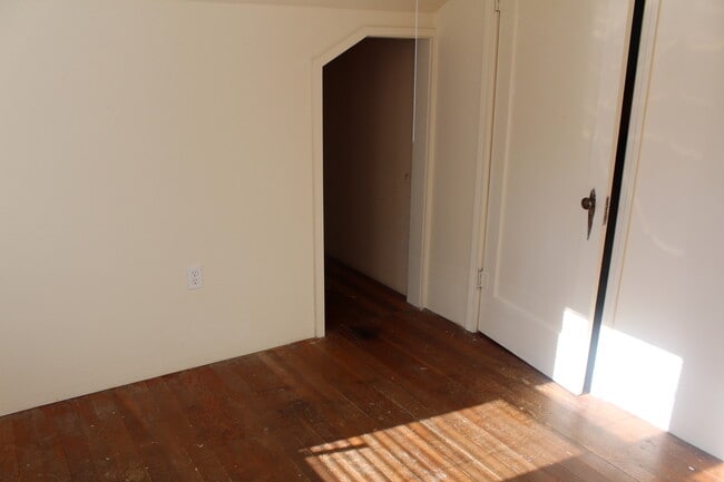 Building Photo - 22175 State Line Rd