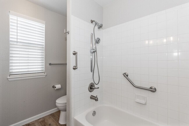 Building Photo - Spacious 5 bedroom home in the heart of Pa...