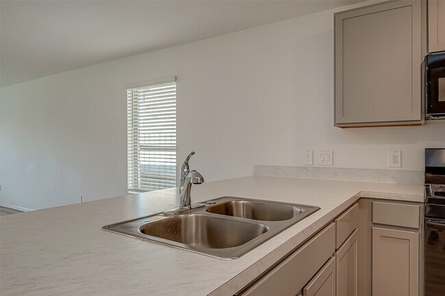 Building Photo - 18111 Robin Creek Dr
