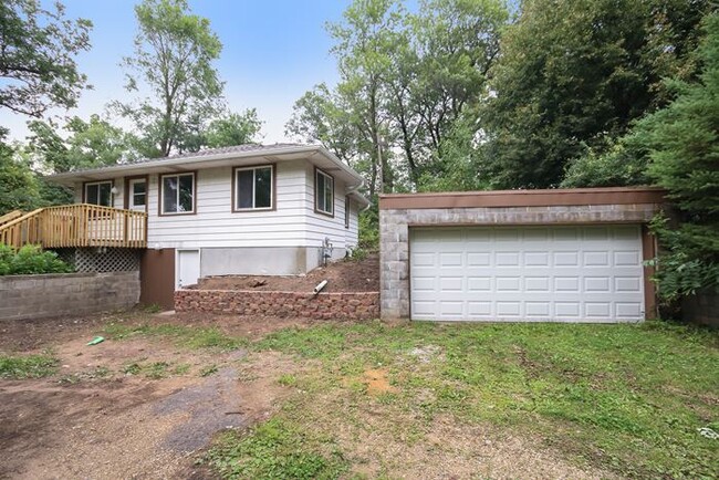 Double car garage, unattached &amp; access to unfinished basement - 412 Sargent Rd