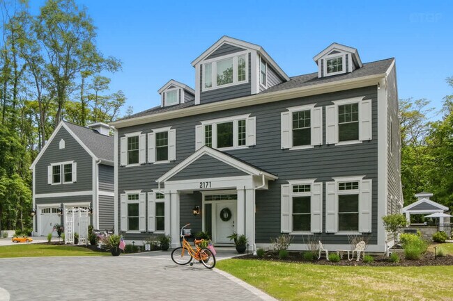 Building Photo - 2171 Lakeshore Dr