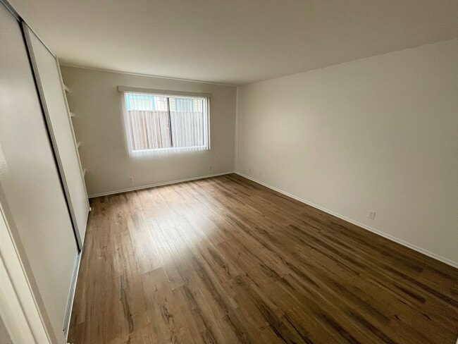 Building Photo - Upgraded 1+1 Midtown Duplex